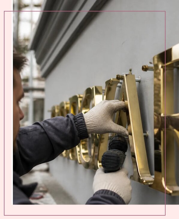 Изготовление и монтаж золотых букв для вывесок в Серове